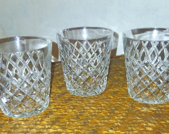 3 verres à jus en cristal fin de 3-1/4" de haut et 3" de diamètre.