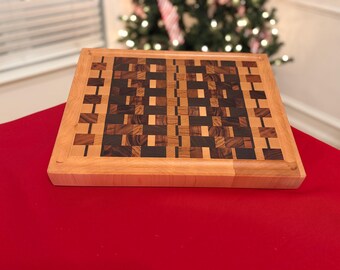 Tagliere in legno duro misto con venature verticali fatto a mano