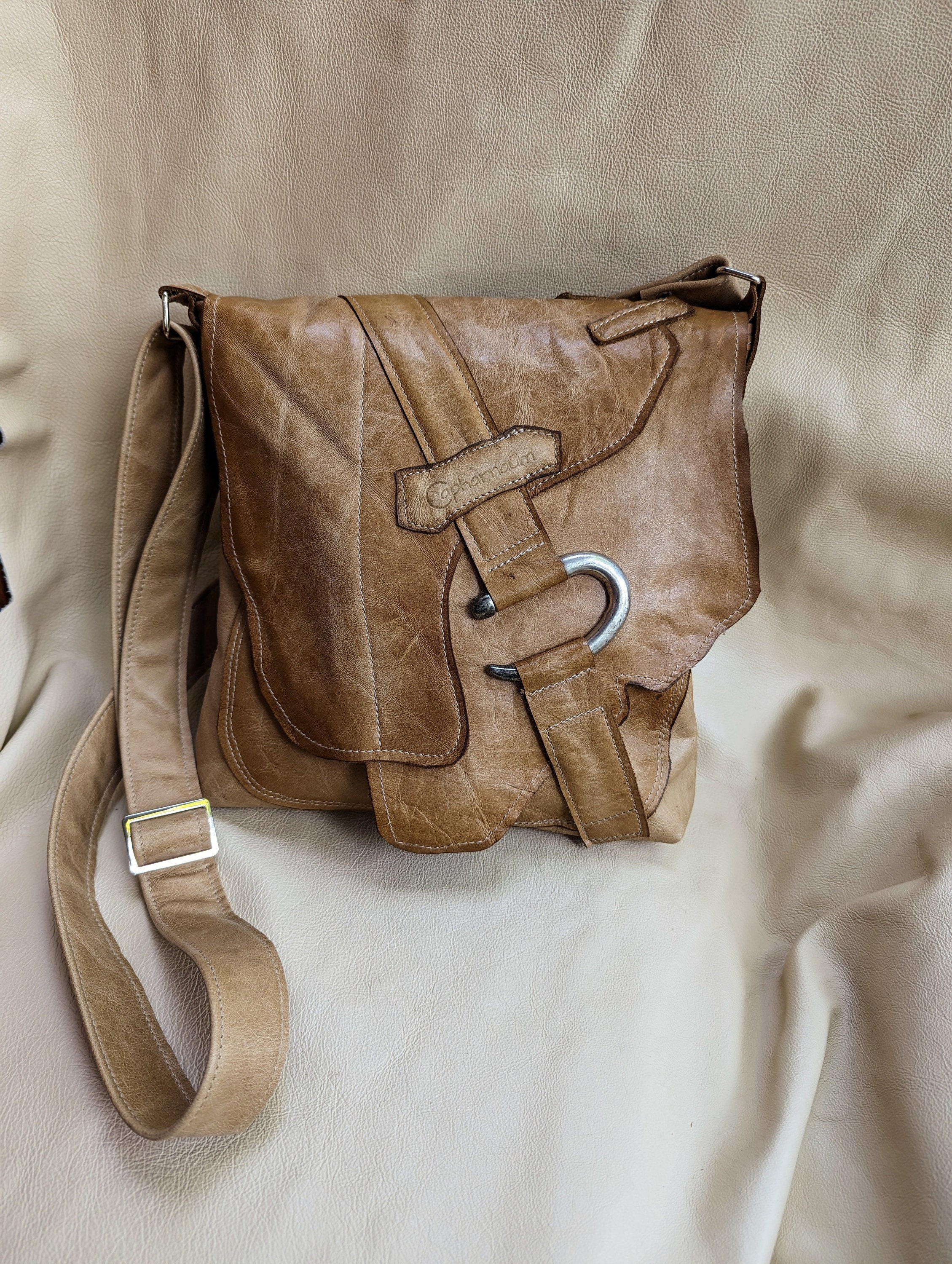 Still in love with our classic Moyen Messenger, this one is in Tan