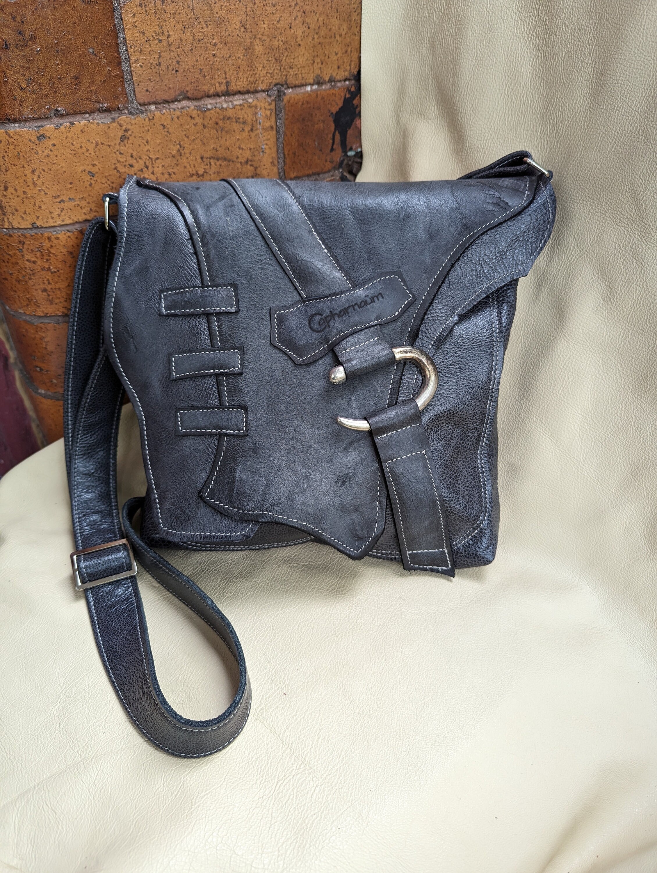 Moyen Taupe Leather Messenger Bag