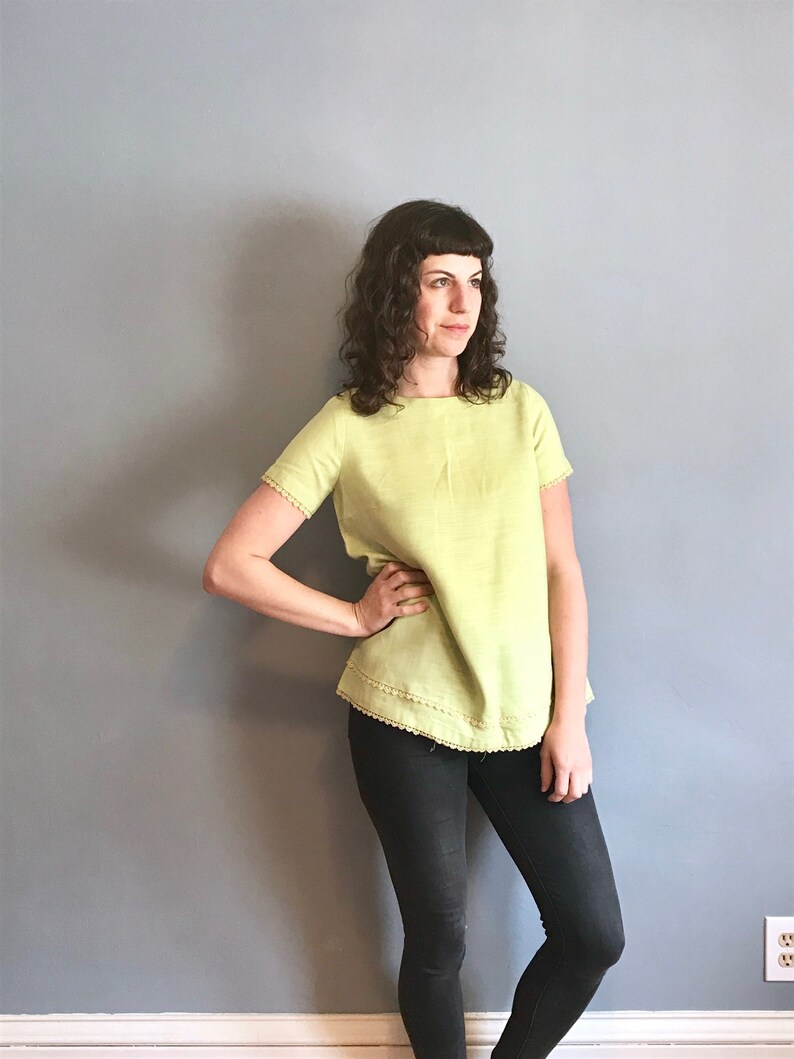 1960s 60s Vintage Pastel Lime Mint Green Short Sleeve Sleeved Tent Tented Maternity Blouse w Yellow Lace Trim and Button-Up Back Medium M