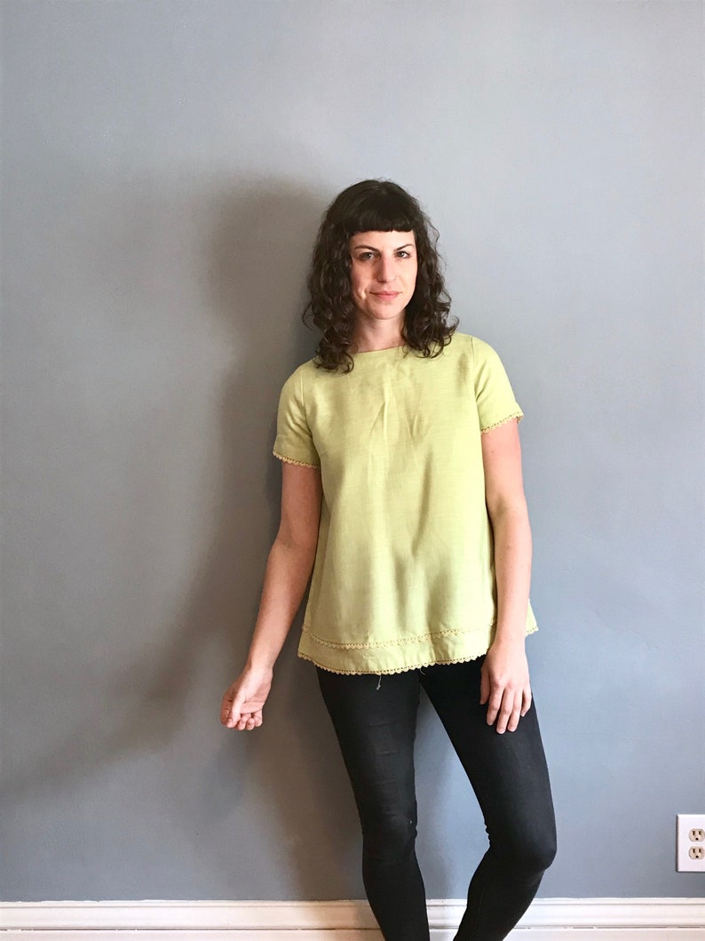 1960s 60s Vintage Pastel Lime Mint Green Short Sleeve Sleeved Tent Tented Maternity Blouse w Yellow Lace Trim and Button-Up Back Medium M