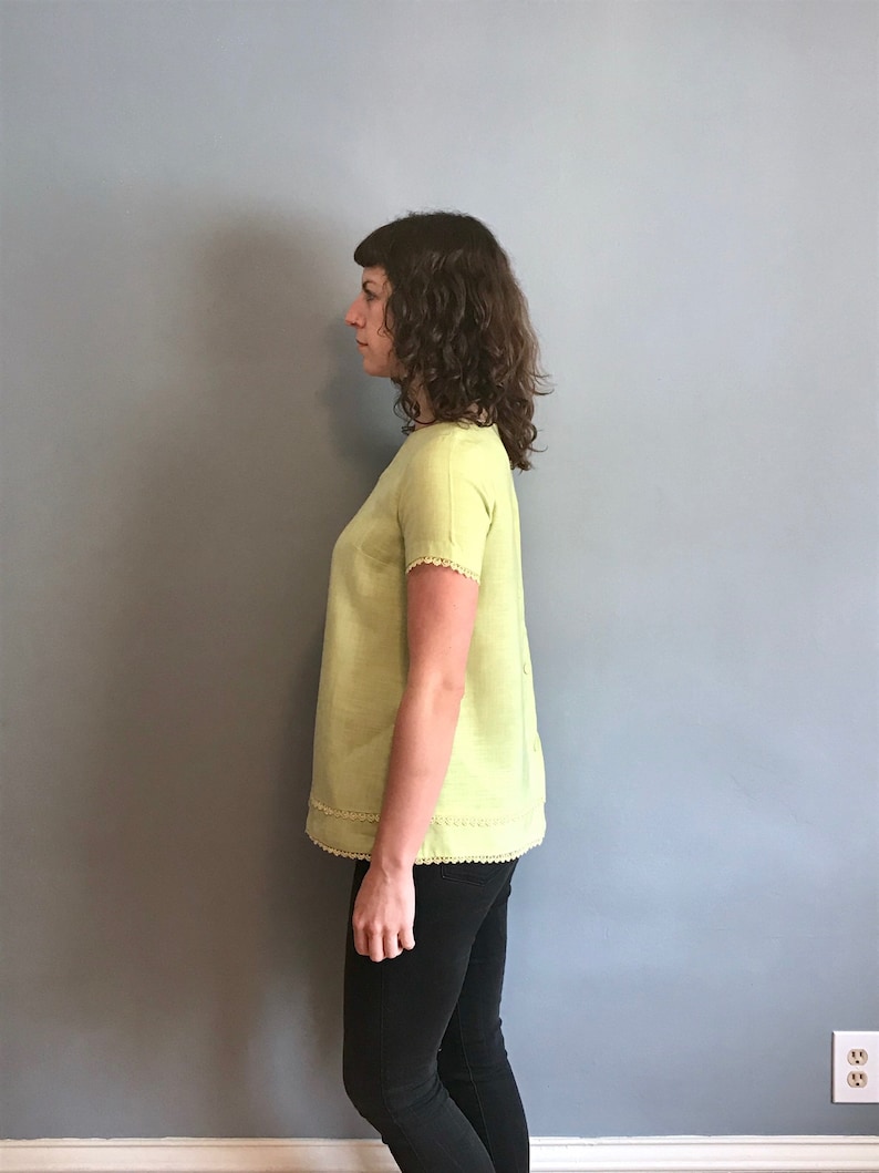1960s 60s Vintage Pastel Lime Mint Green Short Sleeve Sleeved Tent Tented Maternity Blouse w Yellow Lace Trim and Button-Up Back Medium M