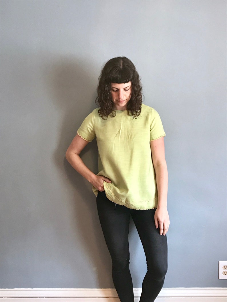1960s 60s Vintage Pastel Lime Mint Green Short Sleeve Sleeved Tent Tented Maternity Blouse w Yellow Lace Trim and Button-Up Back Medium M