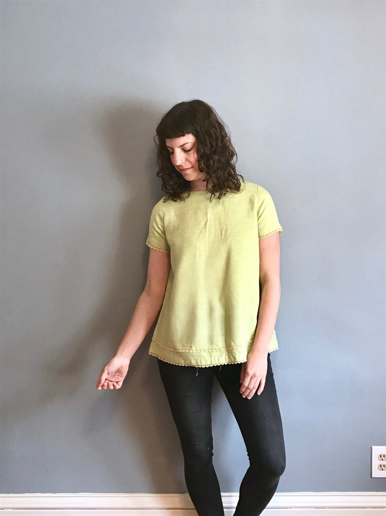 1960s 60s Vintage Pastel Lime Mint Green Short Sleeve Sleeved Tent Tented Maternity Blouse w Yellow Lace Trim and Button-Up Back Medium M