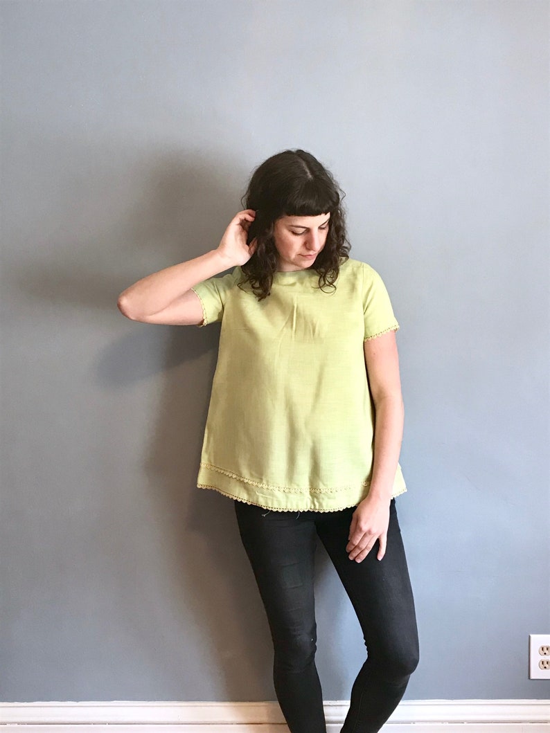 1960s 60s Vintage Pastel Lime Mint Green Short Sleeve Sleeved Tent Tented Maternity Blouse w Yellow Lace Trim and Button-Up Back Medium M