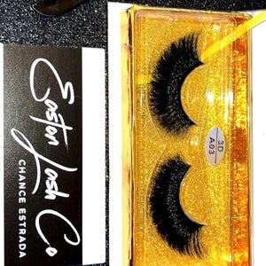 Op de afbeelding: Een handgemaakt houten bord met de tekst "Welkom" in een speels lettertype. Het bord heeft een verweerde witte achtergrond en een donkerbruine rand, ideaal voor een voordeur of entree. Het bord is ongeveer 30 cm breed.