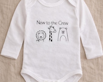 Baby Body New to the Crew – Neutraler Babystrampler mit Tiermotiv, Geschenk zur Geburt