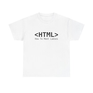 Può includere: T-shirt bianca con la scritta nera "<HTML> How To Meet Ladies". La maglietta girocollo è un design semplice, ideale per l'uso quotidiano. Il testo è centrato sulla parte anteriore.
