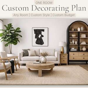 Peut inclure: Concept d'aménagement intérieur d'un salon avec un canapé, des chaises et une table basse ronde. Une grande plante et des œuvres d'art sont présentes. Le texte indique "Custom Decorating Plan" avec le sous-texte "Any Room | Custom Style | Custom Budget."