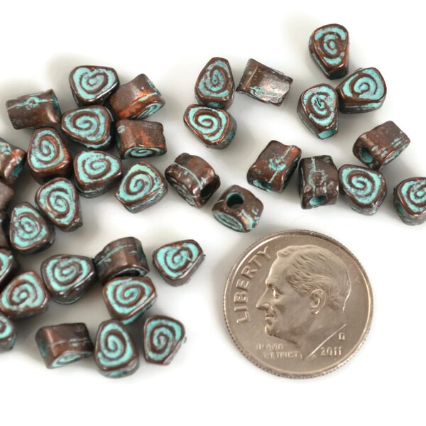 16 Mykonos Spirale Teardrop Meandros - 5mm grüne Patina - griechischen Casting Perlen