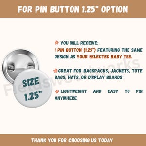 以下が含まれることがあります： 「SIZE 1.25」の文字と金属製の裏地が付いた白いピンボタン。上部には「FOR PIN BUTTON 1.25" OPTION」の文字。ボタンの直径は3.18cm。バックパック、ジャケット、トートバッグ、帽子、ディスプレイボードなどに最適です。