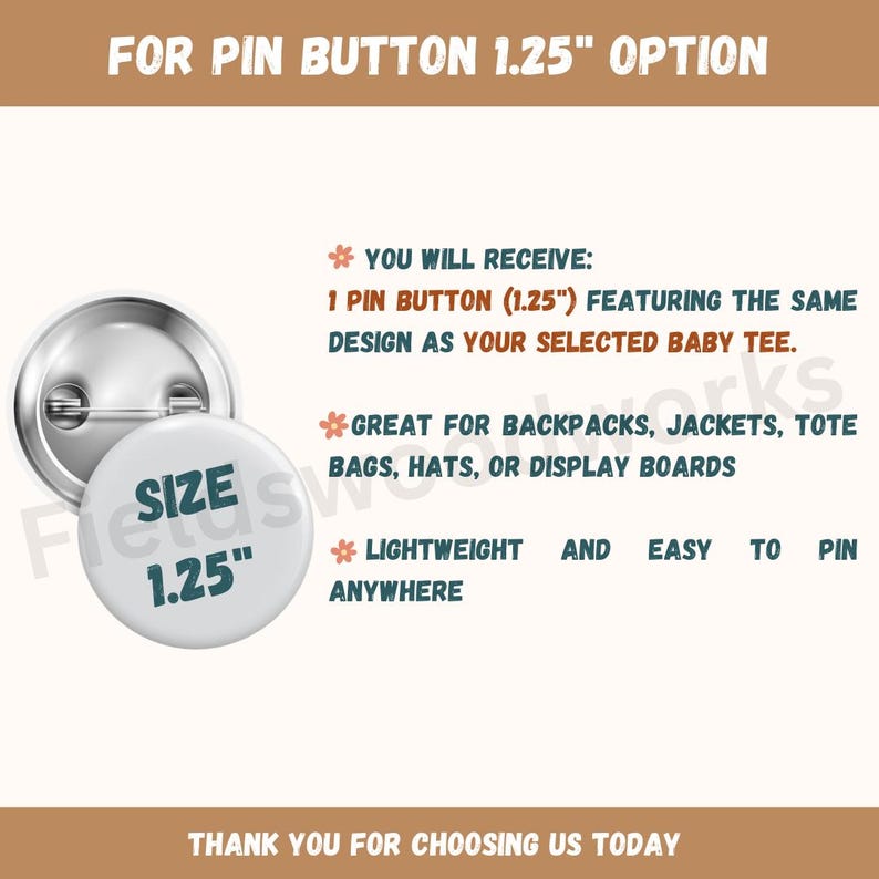 以下が含まれることがあります： 「SIZE 1.25」の文字と金属製の裏地が付いた白いピンボタン。上部には「FOR PIN BUTTON 1.25" OPTION」の文字。ボタンの直径は3.18cm。バックパック、ジャケット、トートバッグ、帽子、ディスプレイボードなどに最適です。