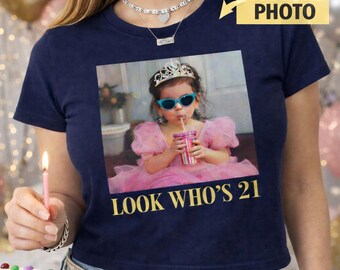パーソナライズされた写真入り21歳の誕生日ベビーTシャツ、Look Who’s 21のおもしろTシャツ、カスタム写真＆年齢入り誕生日Tシャツ、彼女へのヴィンテージ誕生日プレゼント