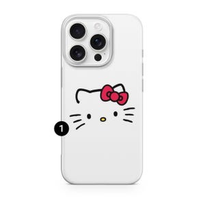 Puede incluir: Funda de tel&eacute;fono blanca con un dise&ntilde;o de Hello Kitty. El dise&ntilde;o incluye un contorno negro de la cara de Hello Kitty, un lazo rojo y bigotes negros. La funda tiene un recorte para la c&aacute;mara y botones.