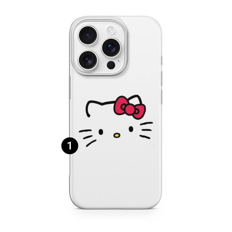 Puede incluir: Funda de tel&eacute;fono blanca con un dise&ntilde;o de Hello Kitty. El dise&ntilde;o incluye un contorno negro de la cara de Hello Kitty, un lazo rojo y bigotes negros. La funda tiene un recorte para la c&aacute;mara y botones.