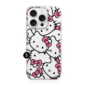 Puede incluir: Una funda de tel&eacute;fono blanca con un patr&oacute;n repetido del personaje Hello Kitty. Cada personaje tiene un lazo rosa y un contorno negro. La funda tiene un borde transparente y un recorte para la c&aacute;mara.