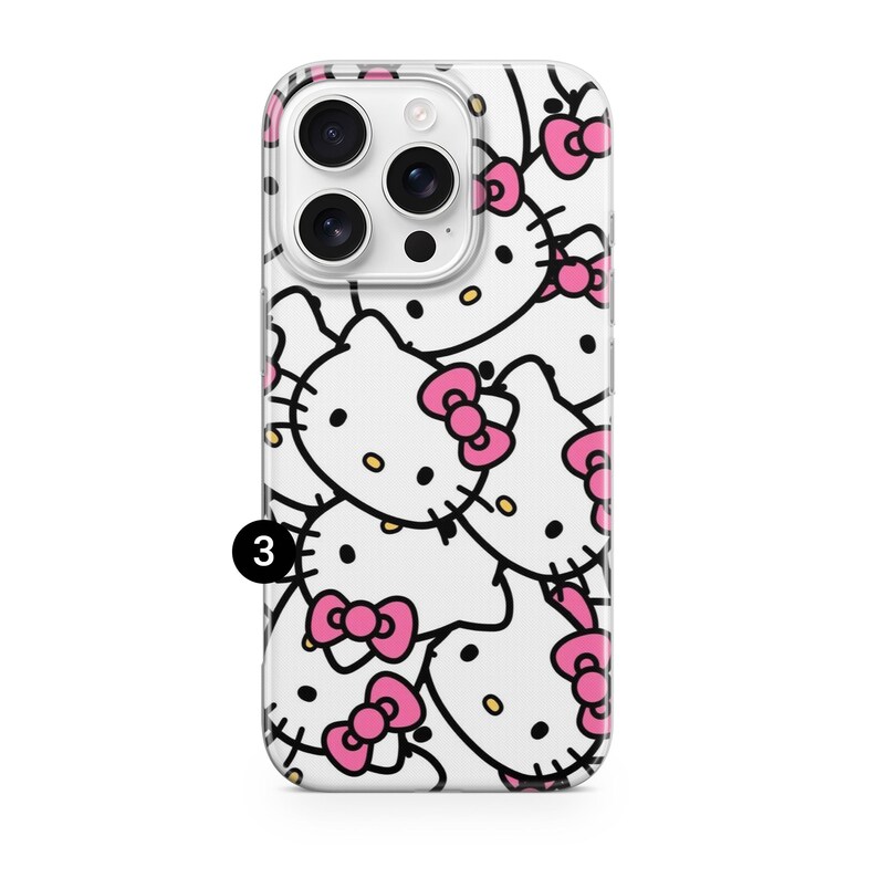 Puede incluir: Una funda de tel&eacute;fono blanca con un patr&oacute;n repetido del personaje Hello Kitty. Cada personaje tiene un lazo rosa y un contorno negro. La funda tiene un borde transparente y un recorte para la c&aacute;mara.