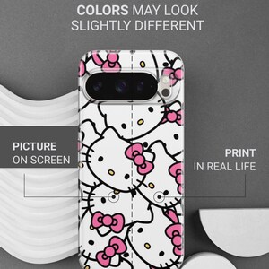 Puede incluir: Funda de tel&eacute;fono blanca con un patr&oacute;n repetido de caras de Hello Kitty con lazos rosas. La funda tiene un recorte para la c&aacute;mara y el texto "THIS IS DURABLE UV PRINT" y "COLORS MAY LOOK SLIGHTLY DIFFERENT".
