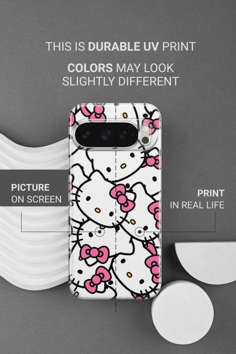 Puede incluir: Funda de tel&eacute;fono blanca con un patr&oacute;n repetido de caras de Hello Kitty con lazos rosas. La funda tiene un recorte para la c&aacute;mara y el texto "THIS IS DURABLE UV PRINT" y "COLORS MAY LOOK SLIGHTLY DIFFERENT".