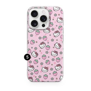 Puede incluir: Funda de tel&eacute;fono rosa con un patr&oacute;n repetido de caras de Hello Kitty, fresas y flores. La funda tiene un borde transparente y un recorte para la c&aacute;mara. El n&uacute;mero "5" est&aacute; impreso en negro en la esquina inferior izquierda.