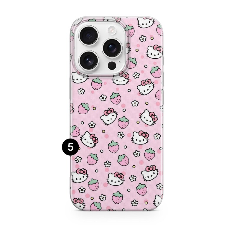 Puede incluir: Funda de tel&eacute;fono rosa con un patr&oacute;n repetido de caras de Hello Kitty, fresas y flores. La funda tiene un borde transparente y un recorte para la c&aacute;mara. El n&uacute;mero "5" est&aacute; impreso en negro en la esquina inferior izquierda.