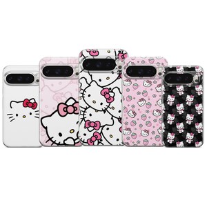 Puede incluir: Cinco fundas para tel&eacute;fono con dise&ntilde;os de Hello Kitty. Las fundas presentan fondos blancos, rosas y negros con varios patrones, incluyendo el personaje ic&oacute;nico, lazos y fresas. Cada funda tiene un recorte para la c&aacute;mara.