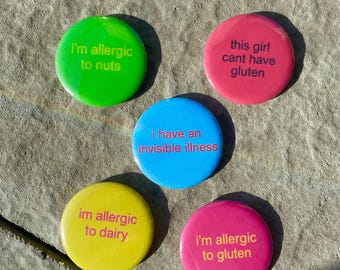 Allergie Bewusstsein Pins | Glutenfrei, Nuss, Milchprodukte, unsichtbare Krankheit Button | Medizinischer Alarm Anstecknadel | Bewusstsein für chronische Krankheiten