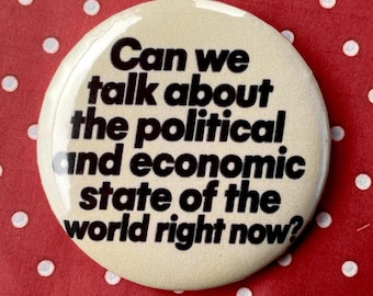 Politische und Ökonomische 58 mm Pin Abzeichen | Retro Meme Button | Custom & Bundle-Optionen
