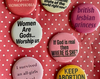 Vintage Style feministische Lesben 58 mm Anstecker | Retro 60er 70er 80er 90er Jahre Y2K Knopf | Custom & Bundle-Optionen