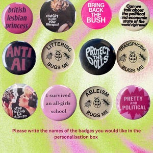 K&ouml;nnte beinhalten: Eine Sammlung von zw&ouml;lf runden Ansteckbuttons mit verschiedenen Texten und Grafiken, darunter Spr&uuml;che wie 'british lesbian princess', 'chatGPT is nOt your therapist!', 'BRING BACK THE BUSH' und 'PROTECT THE DOLLS' in verschiedenen Farben.
