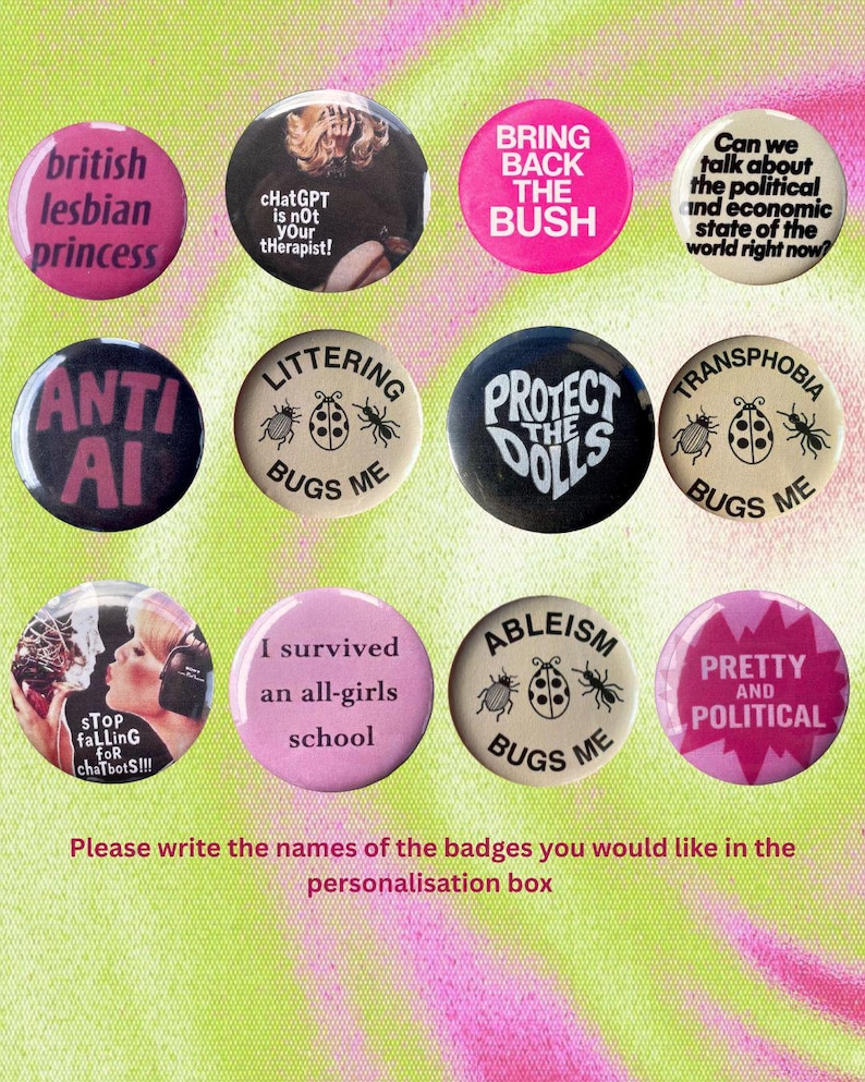 K&ouml;nnte beinhalten: Eine Sammlung von zw&ouml;lf runden Ansteckbuttons mit verschiedenen Texten und Grafiken, darunter Spr&uuml;che wie 'british lesbian princess', 'chatGPT is nOt your therapist!', 'BRING BACK THE BUSH' und 'PROTECT THE DOLLS' in verschiedenen Farben.