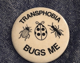 Vintage Style Trans Rechte 58 mm Anstecknadel | Transphobie Bugs Me | Retro 60er 70er 80er 90er Y2K Knopf