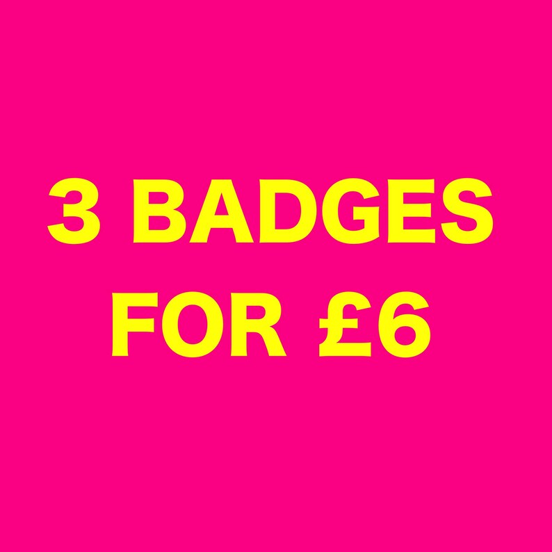 K&ouml;nnte beinhalten: Ein leuchtend pinkfarbener quadratischer Hintergrund mit fettgedrucktem, zentriertem gelbem Text, der 3 BADGES FOR &pound;6 lautet. Das Design ist einfach und kontrastreich und verwendet einen lebendigen magentafarbenen Hintergrund, damit die gelbe Schrift gut sichtbar ist.