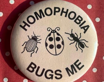 Homophobie Bugs Me Abzeichen | Anstecknadel im Vintage-Stil mit 58 mm Durchmesser