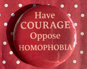 Vintage Style LGBTQIA+ 58 mm Badge Pin | Habt Mut gegen Homophobie | Retro 60er 70er 80er 90er Y2K Knopf