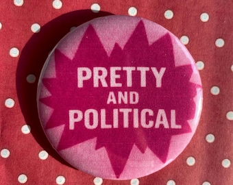 Hübscher und politischer Anstecker | Retro 60s-70s-80s-90s-00s inspiriert Button (58 mm)