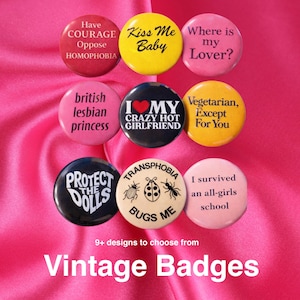 Può includere: Una collezione di distintivi vintage rotondi e colorati con vari slogan. I distintivi presentano frasi come "Kiss Me Baby", "Protect the Dolls" e "I Love My Crazy Hot Girlfriend". L'immagine include anche il testo "Vintage Badges".