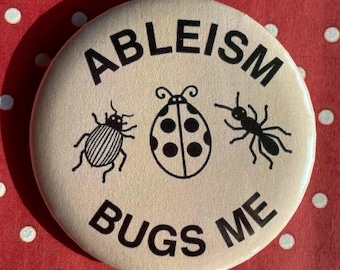 Ableism Bugs Me Abzeichen Anstecknadel | Retro Disability Awareness Button (58 mm) | Vintage Stil 60er 70er 80er 90er 00er Jahre