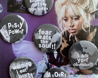 Vintage Style Vampir Pin 58 mm | Retro 60er 70er 80er 90er Jahre Y2K Knopf | Dunkle Grunge Gothic Ästhetik