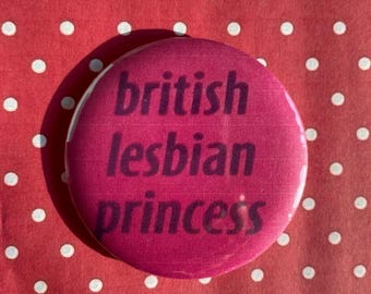 Britische Lesben Prinzessin 58 mm Anstecker | Retro 60er 70er 80er 90er Y2K Knopf