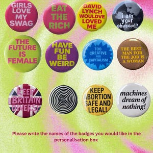 K&ouml;nnte beinhalten: Eine Sammlung von elf runden Ansteckbuttons mit verschiedenen Slogans und Designs, darunter Texte wie Girls Love My Swag, Eat The Rich, David Lynch Wouldve Loved Me, I Am Your Obsession, The Future Is Female, Have Fun Be Weird und weitere.