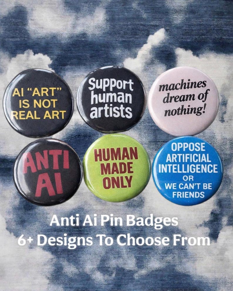 Pode incluir: Uma cole&ccedil;&atilde;o de seis distintivos redondos com mensagens anti-IA. Os distintivos apresentam textos como "AI 'ART' IS NOT REAL ART" e "Support human artists" em v&aacute;rias cores. O fundo &eacute; um c&eacute;u nublado.