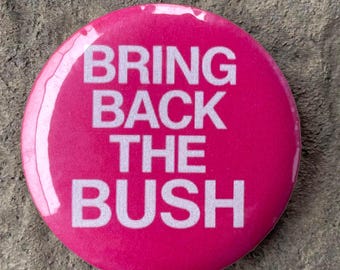 Bringen Sie das Buschabzeichen zurück | Feminist 58 mm Badge Pin Button | Retro 60er 70er 80er 90er Y2K Knopf