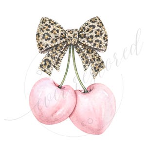 Op de afbeelding: Waterverfillustratie van twee roze kersen met groene stelen, bekroond met een luipaardprint strik. De strik heeft gouden glitteraccenten. De kersen zijn hartvormig.