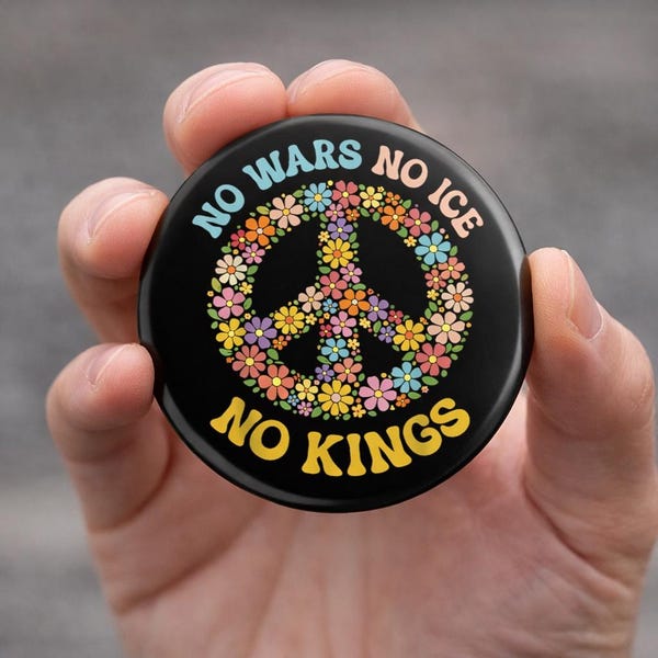 Botón "No a las guerras, no al ICE, no a los reyes", pin floral "Resiste al ICE", pin de protesta política, activismo político antifascista y prodemocracia.
