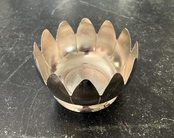 Vintage Silver Plated Lotus Bowl | 5 Inch Floral Water Lily Centerpiece | Mid Century Modern Candy Dish | Chinoiserie Home Decor