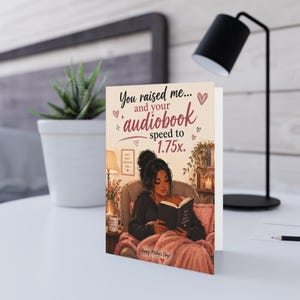 Può includere: Un biglietto d'auguri con il testo "You raised me... and your audiobook speed to 1.75x." raffigura una donna che legge in un ambiente accogliente. Il biglietto è decorato con cuori e le parole "Happy Mother's Day!"