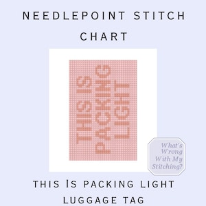 Può includere: Schema di punto croce per un'etichetta bagaglio con la scritta "This is Packing Light". L'etichetta misura 5 x 7,6 cm ed è realizzata con 18 mesh. Il disegno è rosa su sfondo lilla chiaro.