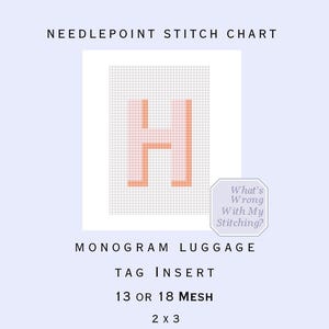Könnte beinhalten: Ein Nadelstich-Diagramm für einen Monogramm-Gepäckanhänger-Einsatz. Das Design zeigt den pfirsichfarbenen Buchstaben "H" auf einem weißen Gitterhintergrund. Der Text enthält "Needlepoint Stitch Chart", "Monogram Luggage Tag Insert" und "13 or 18 Mesh".